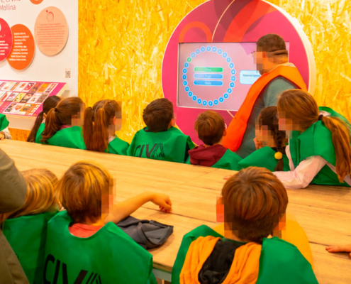 Alumnos del Colegio Gerardo Fernández participan en un juego interactivo en el museo del CIVA de Mollina
